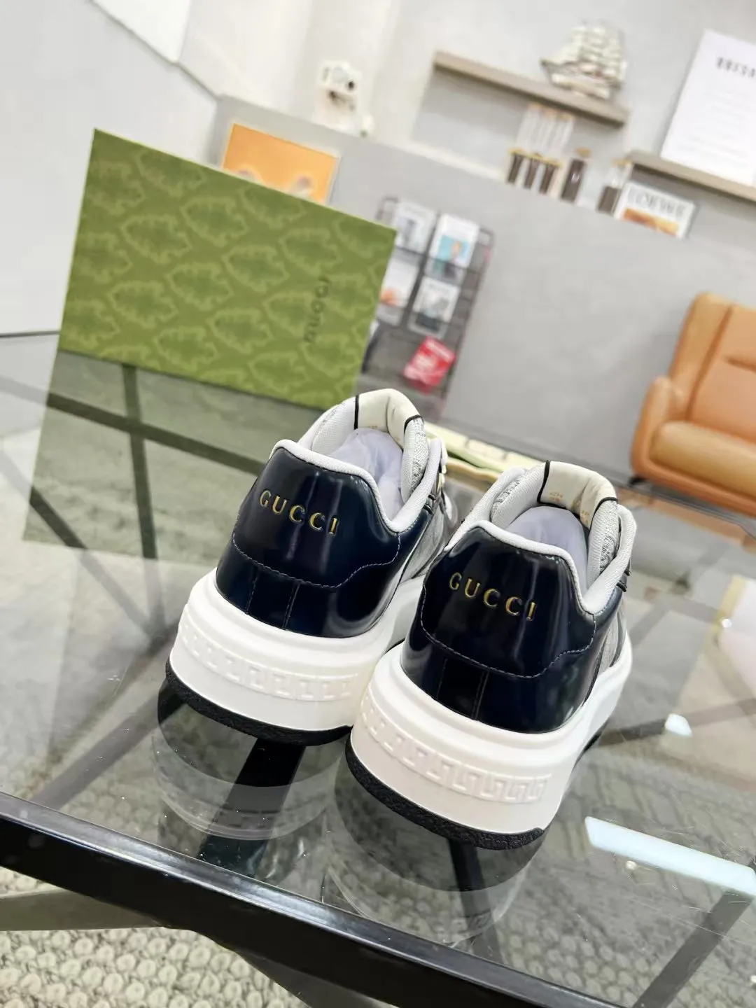 P440 new men's shoes GUCCI [Lightning] latest shoes are shipped. Original quality, fashionable, special materials, sheepskin lining, new packaging. The foot feels super comfortable and the workmanship is impeccable. Size: 38-45